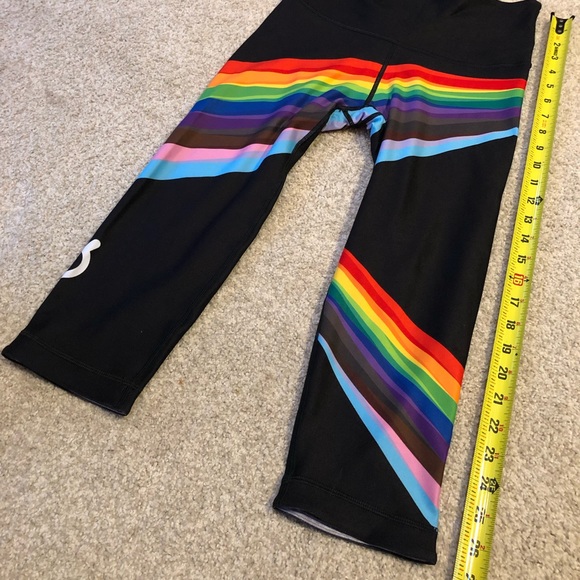 NWOT WITH Peloton Pride Flag Noir Capri Reversible Leggings - Picture 5 of 10